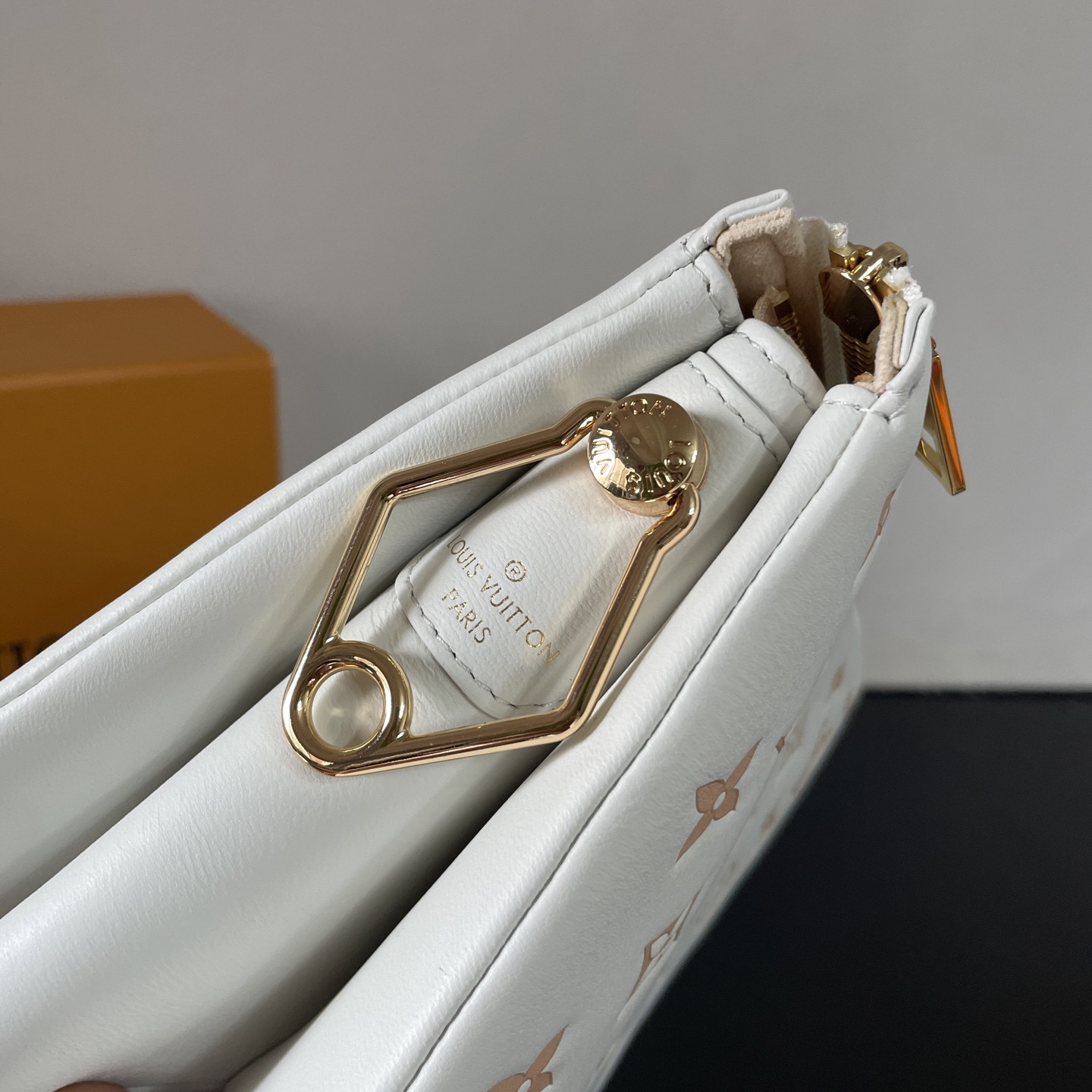 LV Coussin PM M14503 26x20x12cm