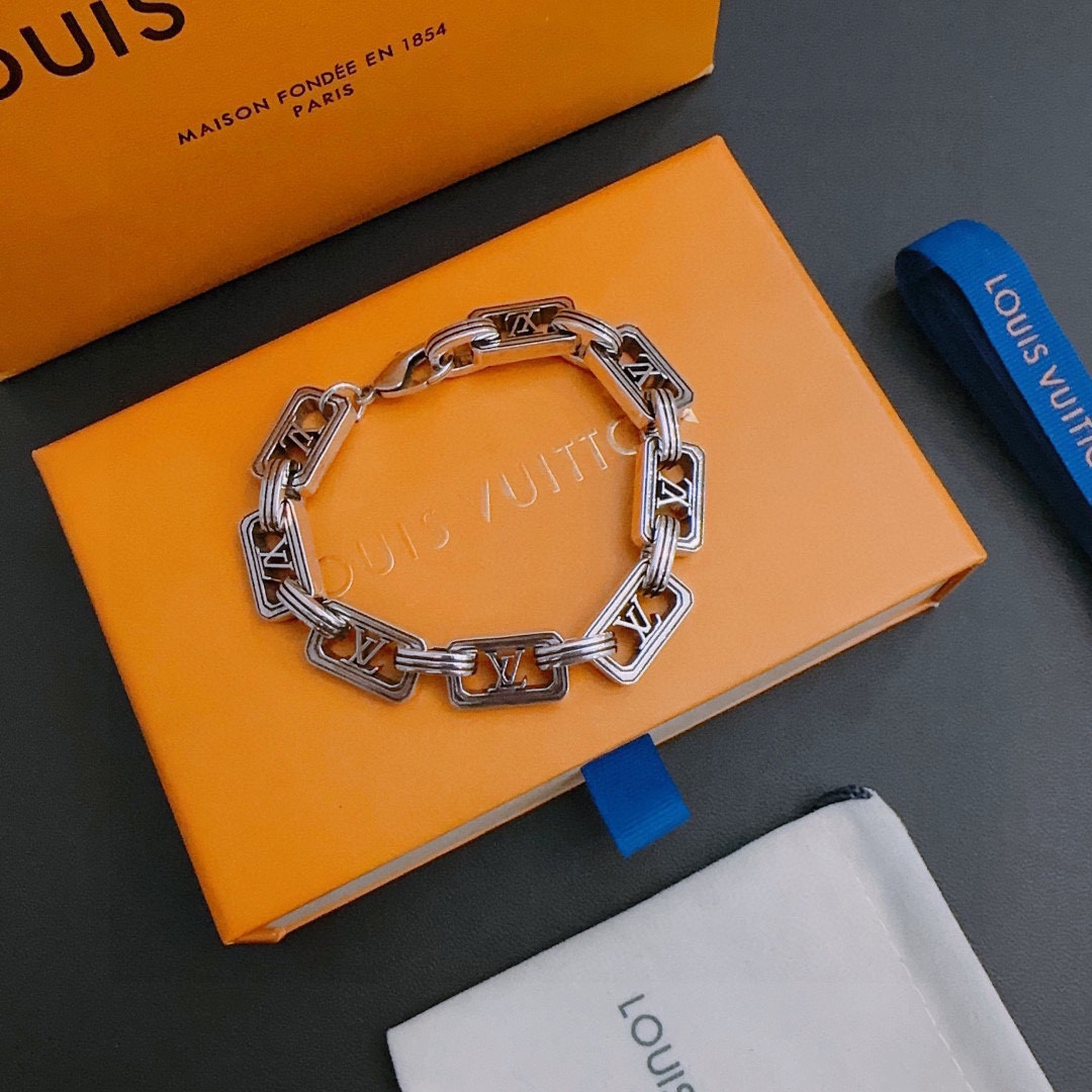 L0*is V*t0n Bracelet