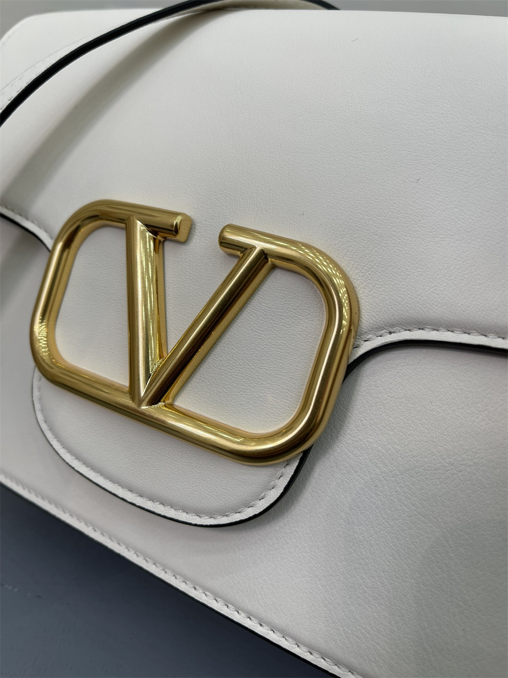 va*t*no GARAVANI LOCÒ CALFSKIN SHOULDER Small BAG 22 x 16 x 7 cm