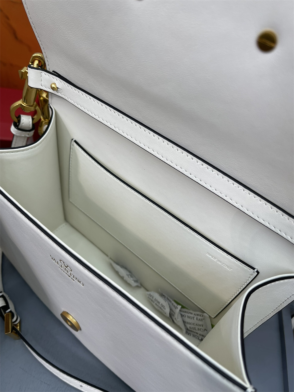 va*t*no GARAVANI LOCÒ CALFSKIN SHOULDER Small BAG 22 x 16 x 7 cm