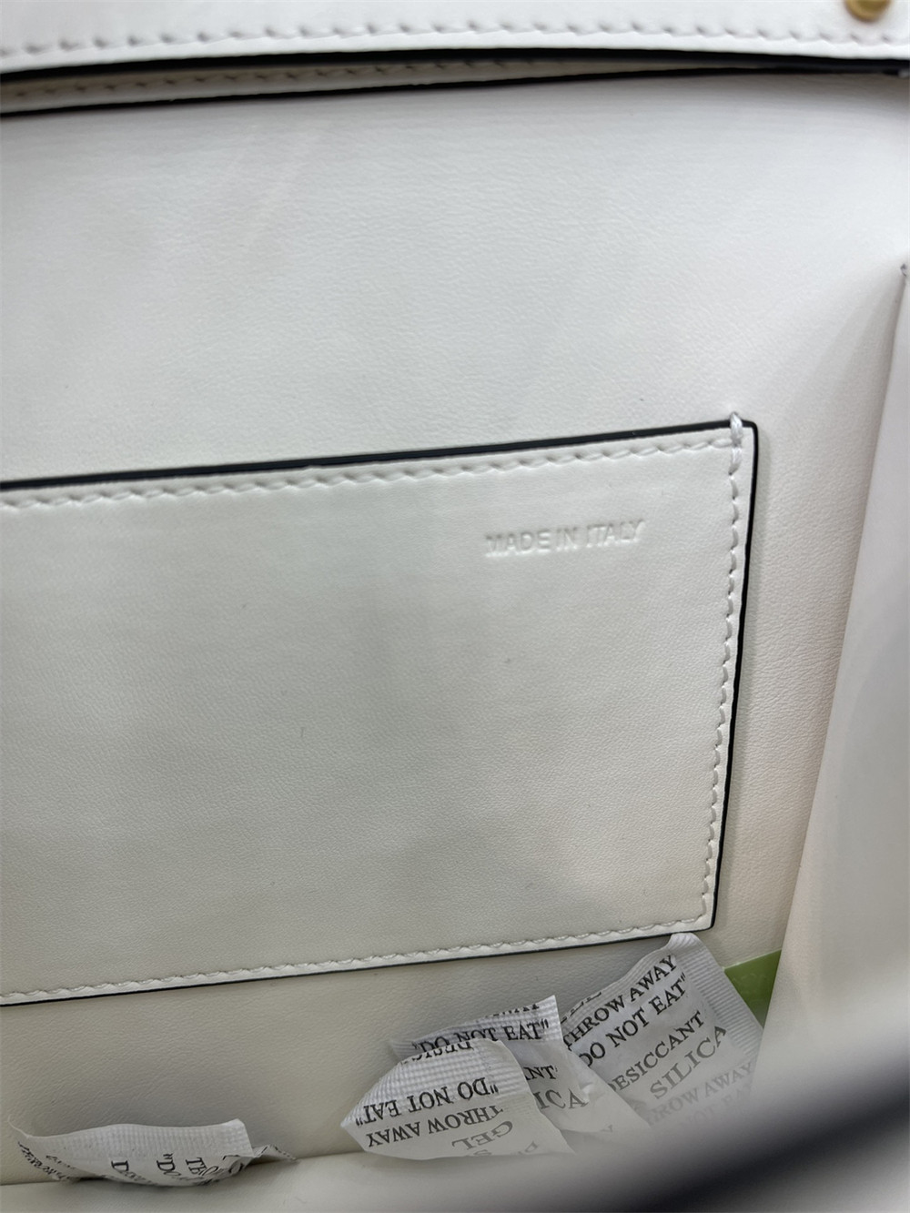 va*t*no GARAVANI LOCÒ CALFSKIN SHOULDER Small BAG 22 x 16 x 7 cm