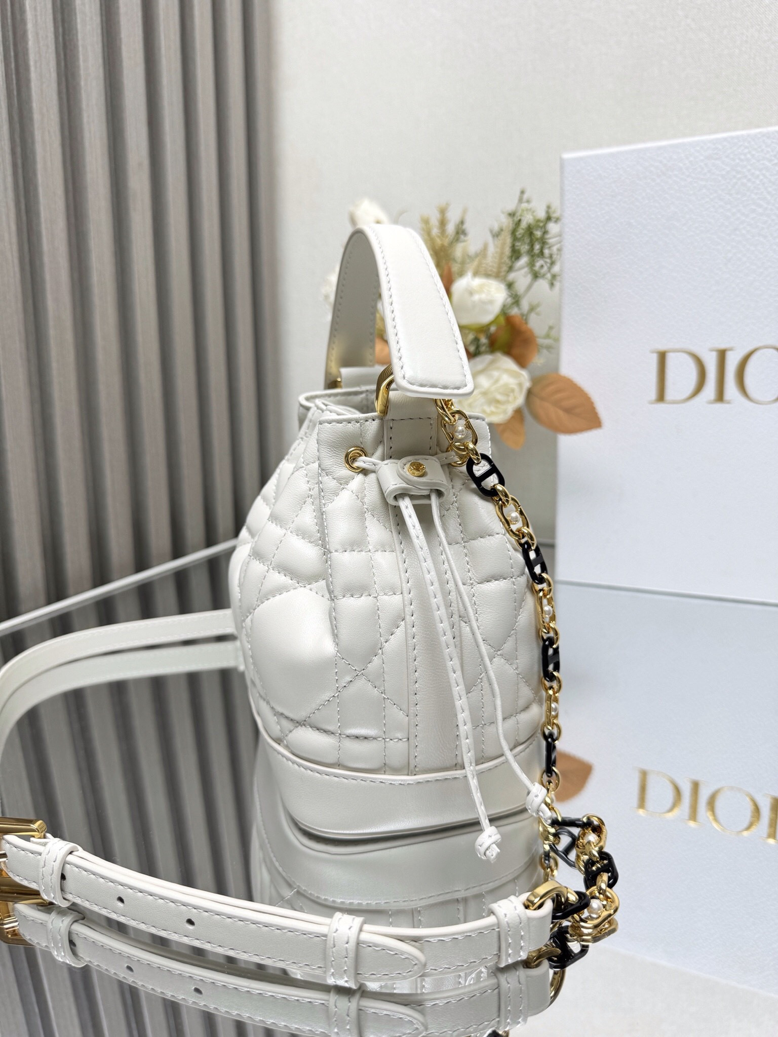 Small D*0r Jolie Bucket Bag 17 x 16 x 10.5 cm