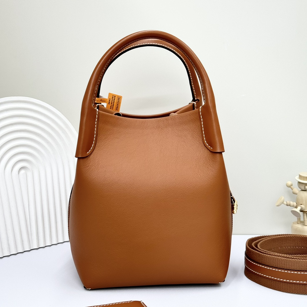 L**o p*ana Small Bale Bag Smooth Calfskin 17 x 17 x 21 cm