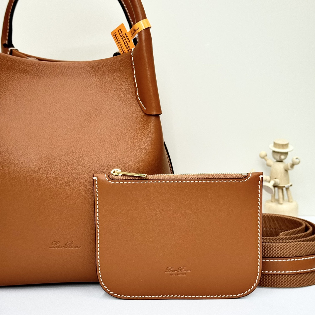 L**o p*ana Small Bale Bag Smooth Calfskin 17 x 17 x 21 cm