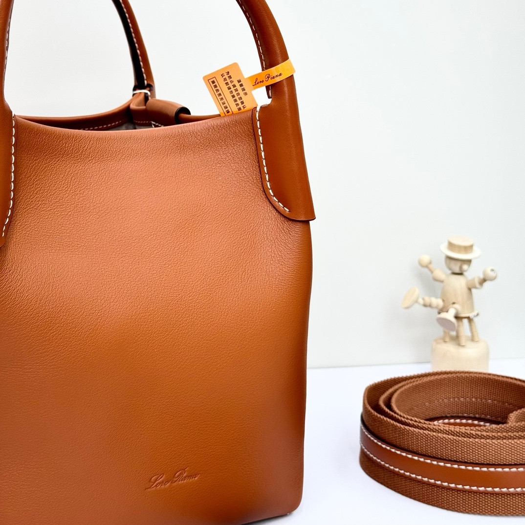 L**o p*ana Small Bale Bag Smooth Calfskin 17 x 17 x 21 cm