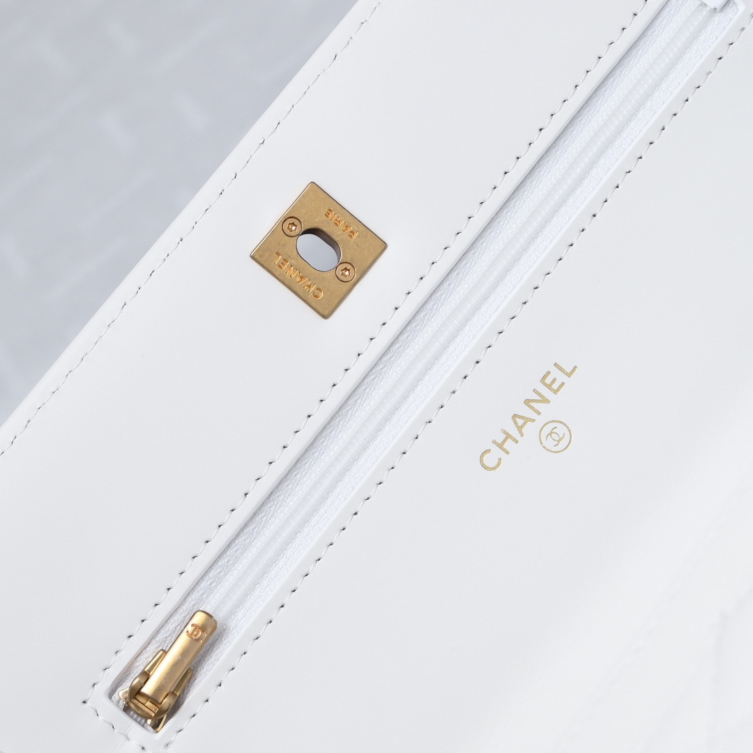 Ch*el WOC CLASSIC WALLET ON CHAIN 19cm