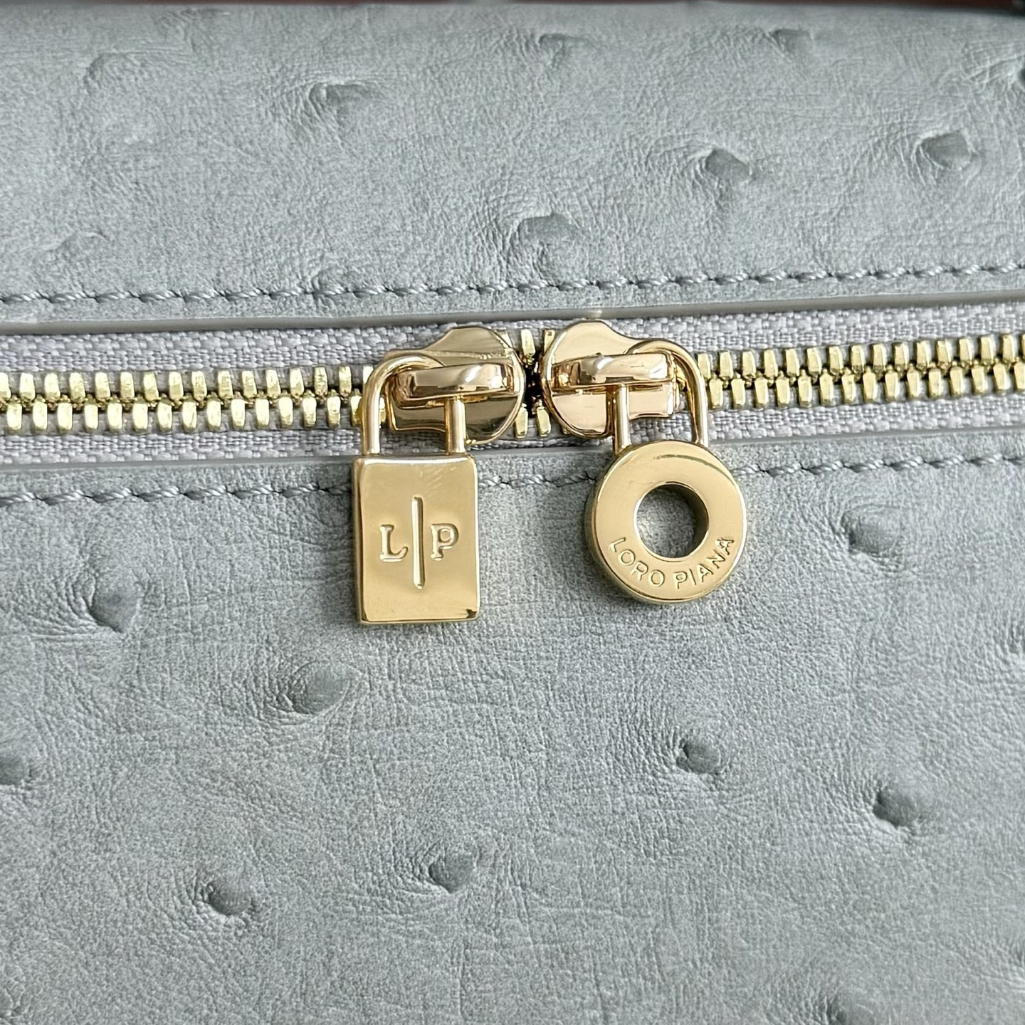 L**o p*ana Extra Pocket L19 Ostrich-grained Leather 11 x 19 x 6.5 cm