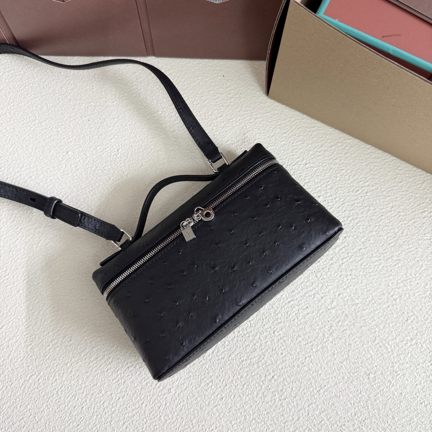 L**o p*ana Extra Pocket L19 Ostrich-grained Leather 11 x 19 x 6.5 cm