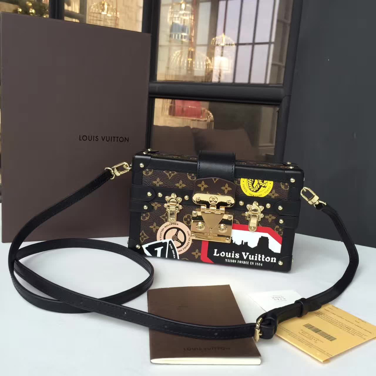 l0vis Vvtt0n petite cohotbag  malle box sticker