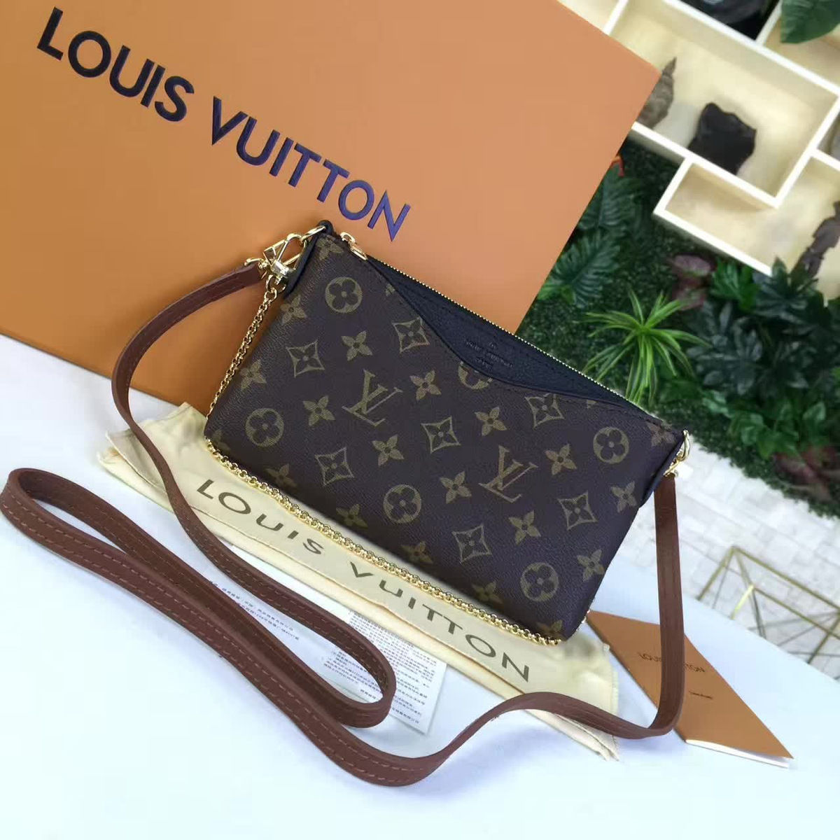 l0vis Vvtt0n pallas  cluth noir 23cm x 5cm x 13cm