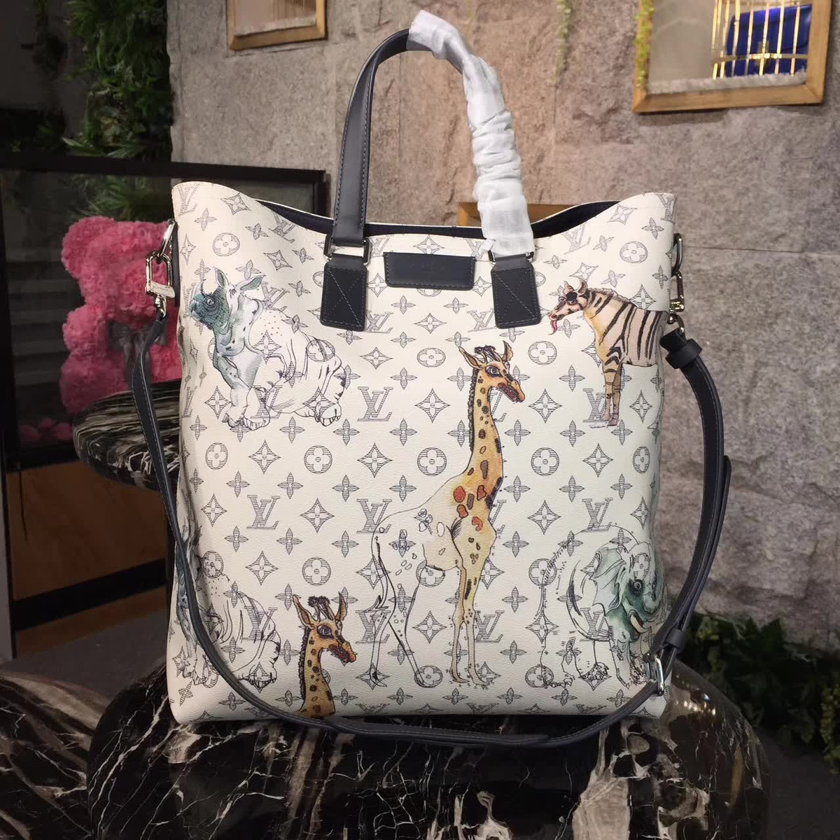 l0vis Vvtt0n atlas tote giraffe 3763 35.5cm