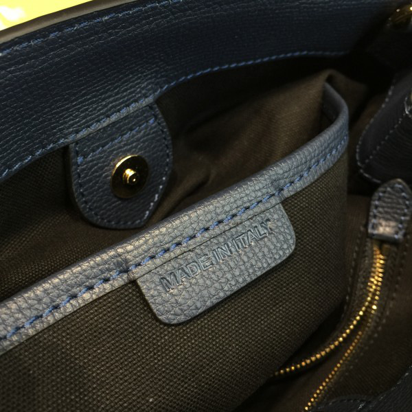 Bv*b*rry black shoulder bag 27cm x 11.5cm x 22cm