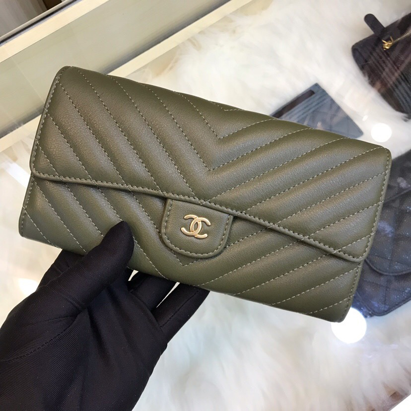 Ch**el long imported deer grain leather v-grain road wallet 80758 green 10.5*19.*3cm