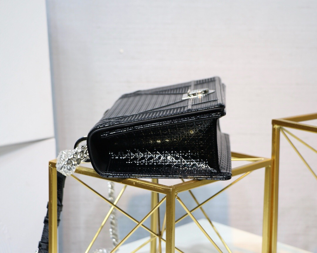 D10r metallic gypsum plaid pattern calfskin clamshell tote black 25 x 15.5 x 8 cm
