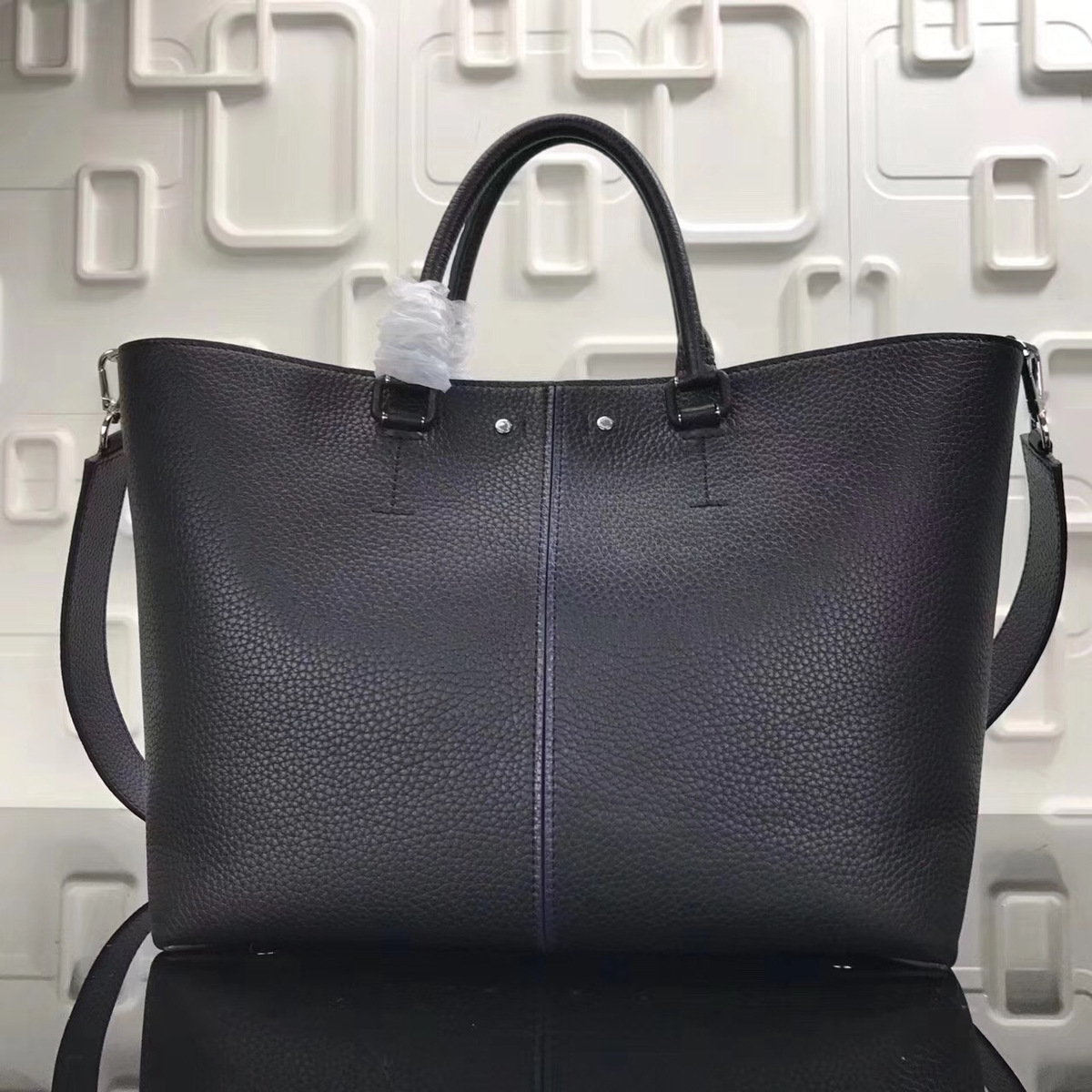 l0vis Vvtt0n m54779 black 44 * 25 * 18cm