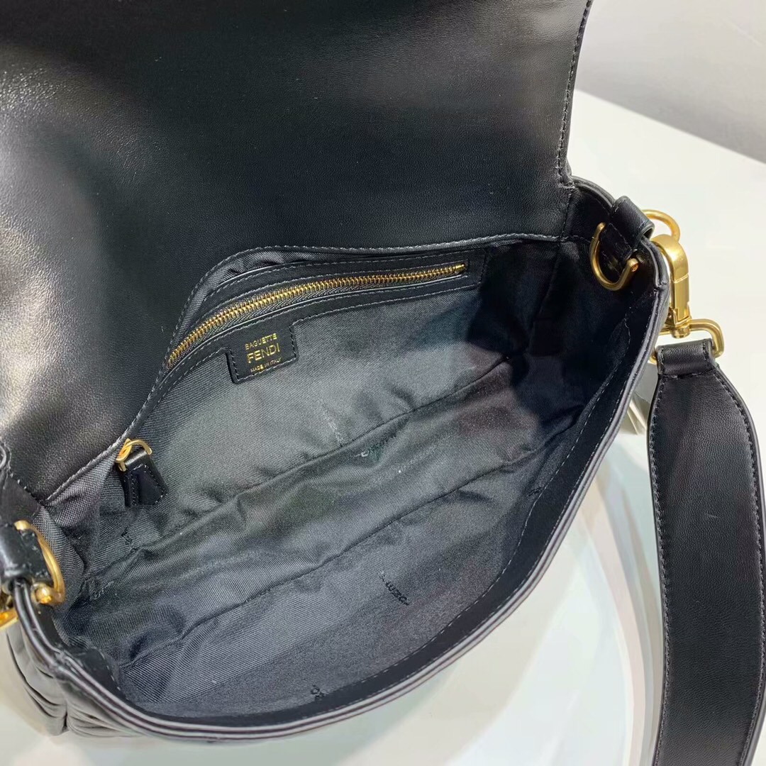 F**di clam crossbody tote medium black 26 x 5 x 15cm
