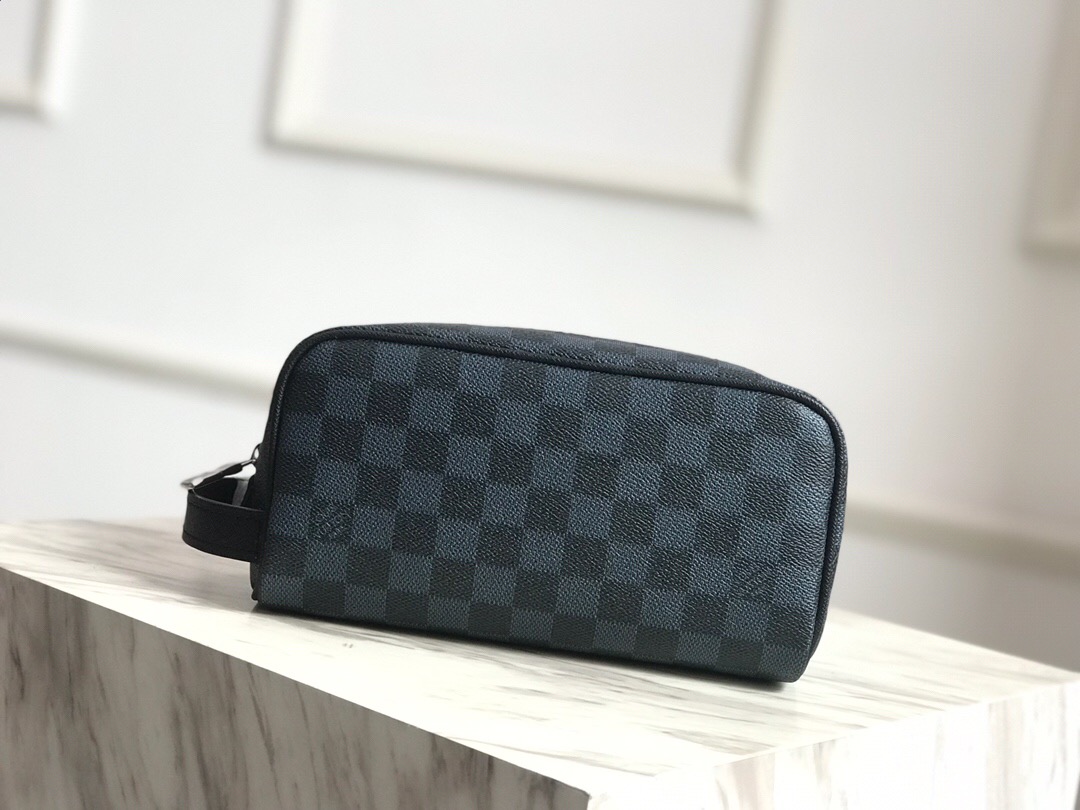 LV man toiletry bag n50000 22.5 x 11.5 x 9.5 cm