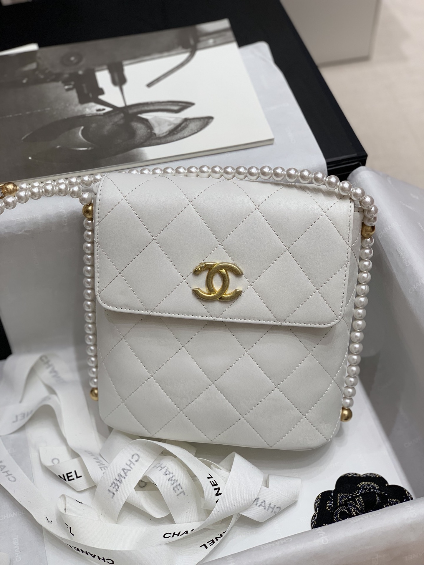 Early spring new series pearl chain bag white 20*19*8cm