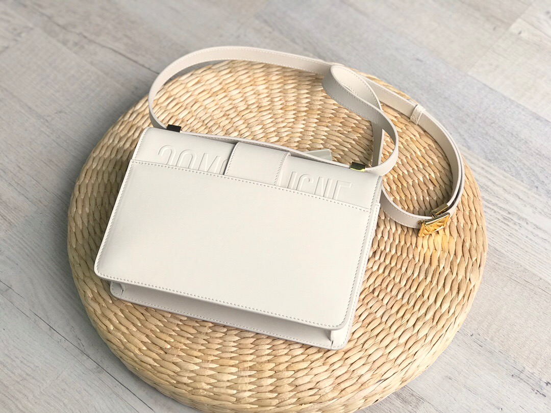 D10r 30 montaigne bag latte box calfskin white m9203umos 24 x 17 x 8 cm