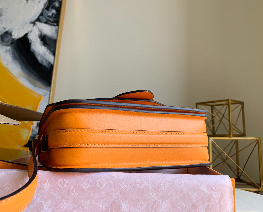 l0vis Vvtt0n lv pont 9 calfskin leather summer gold m55946 23.0 x 15.0 x 8.0 cm