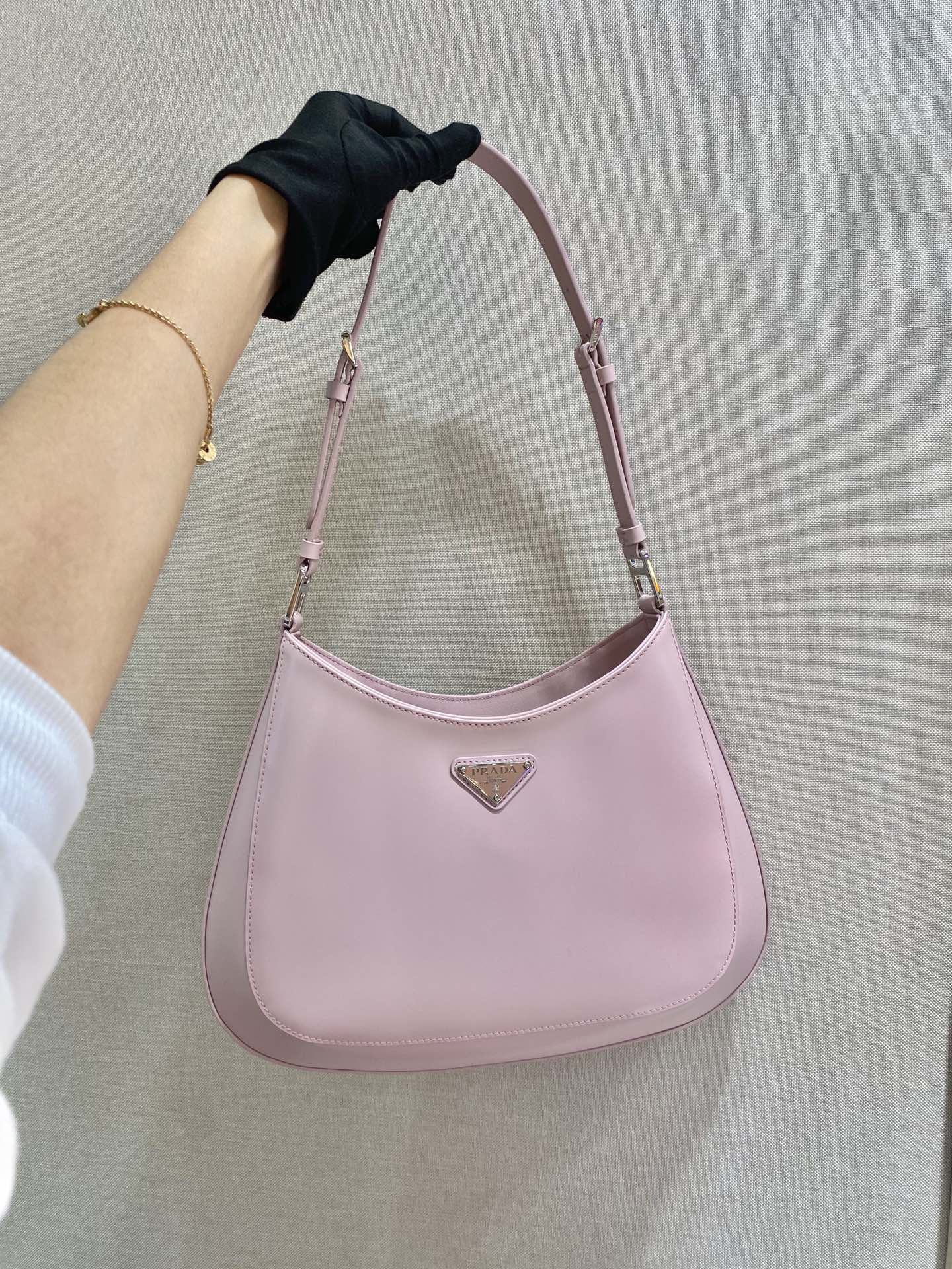 Pra*a cleo brushed leather shoulder bag in alabaster pink  1bc156 30 x 18.5 x 4 cm