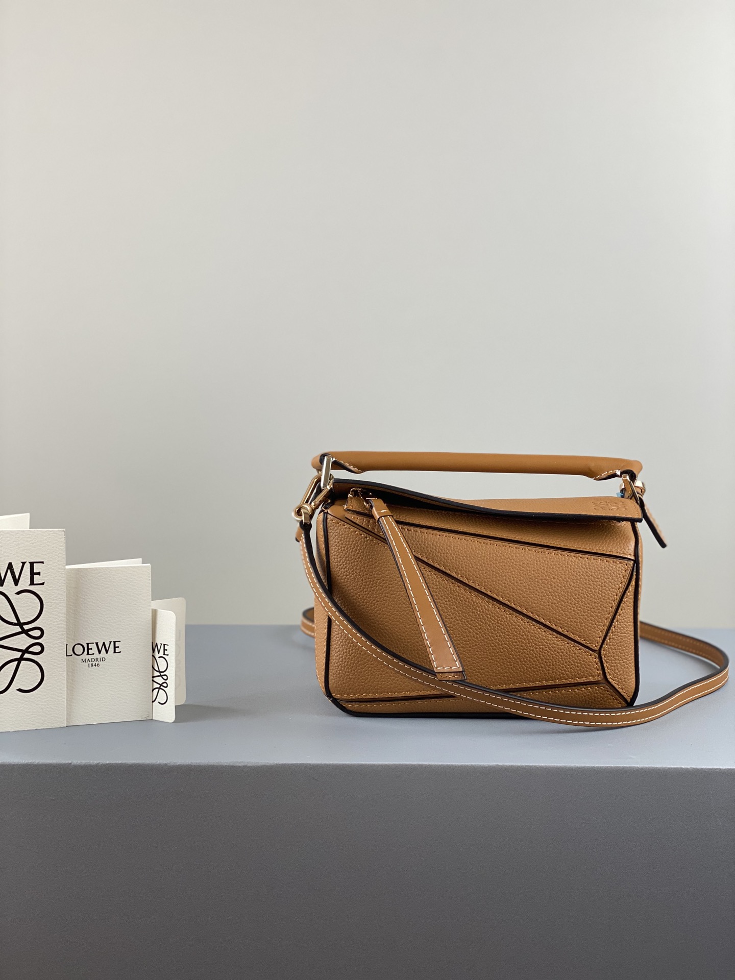 L0ew* mini puzzle bag in classic calfskin tan 322.30.u95 18 x 12.5 x 8 cm