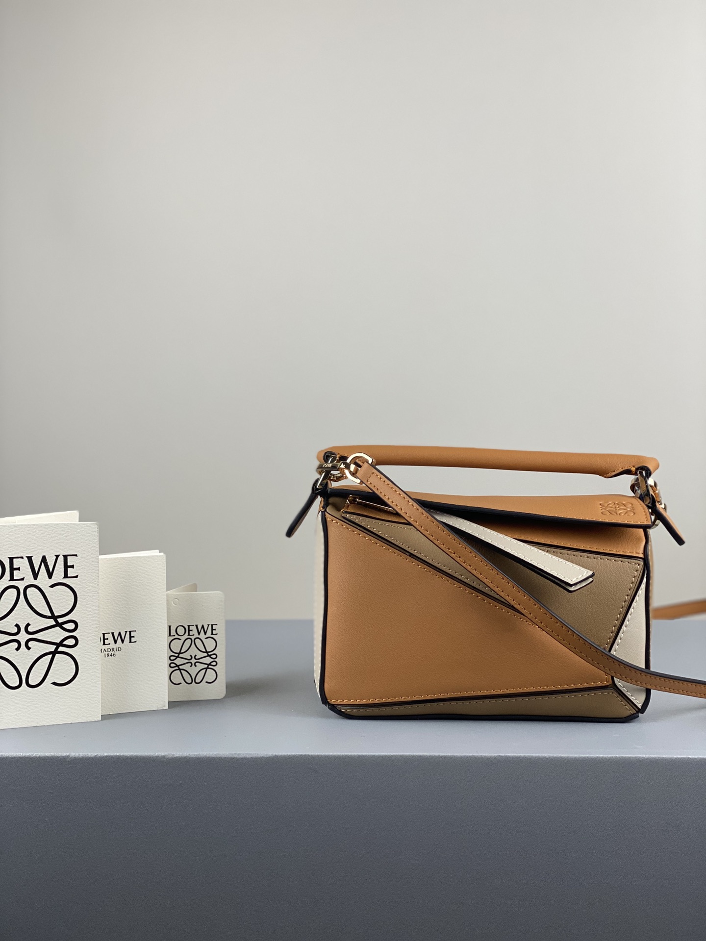 L0ew* mini puzzle bag in classic calfskin warm desert a510u95x19 18 x 12.5 x 8cm