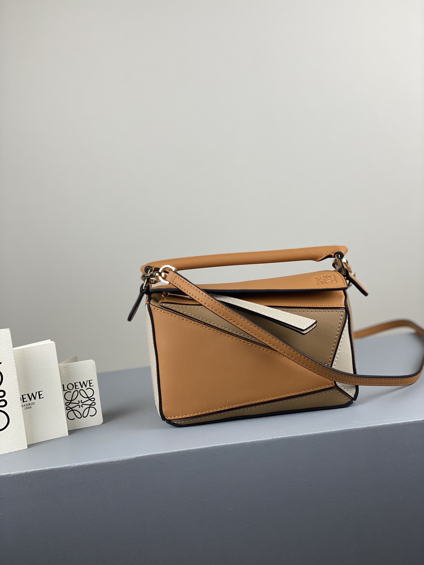 L0ew* mini puzzle bag in classic calfskin warm desert a510u95x19 18 x 12.5 x 8cm