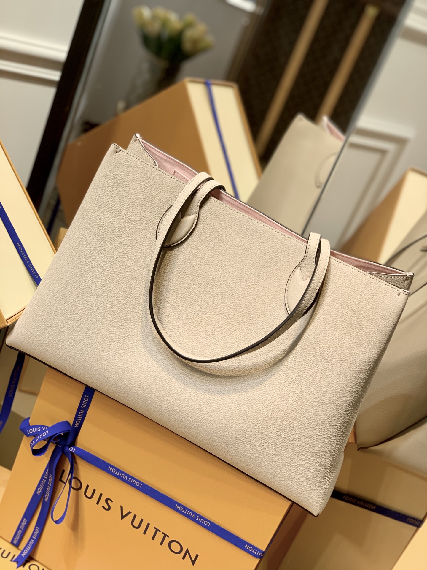 l0vis Vvtt0n lockme shopper leather greige m57346 42.0 x 28.0 x 15.0 cm