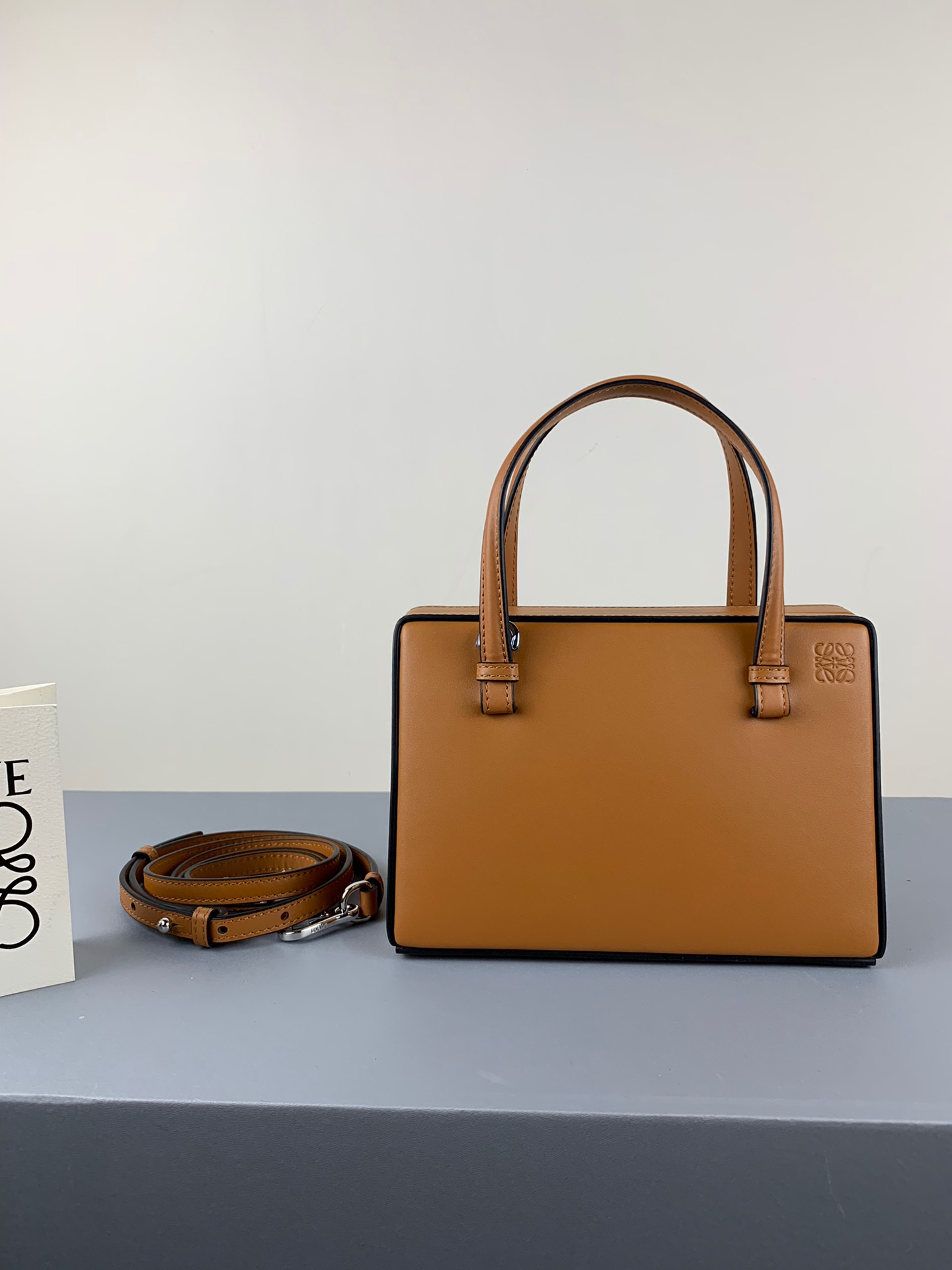L0ew* postal small bag tan 309.56.w85 17 x 13.5 x 8.5 cm