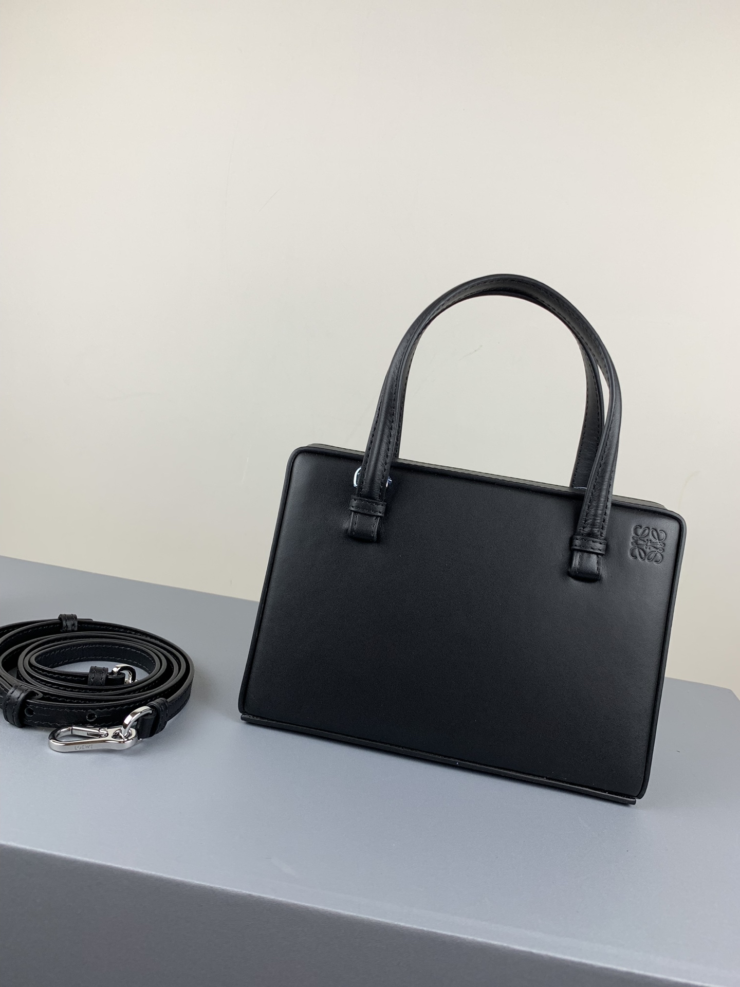 L0ew* postal small bag black 309.56.w85 17 x 13.5 x 8.5 cm
