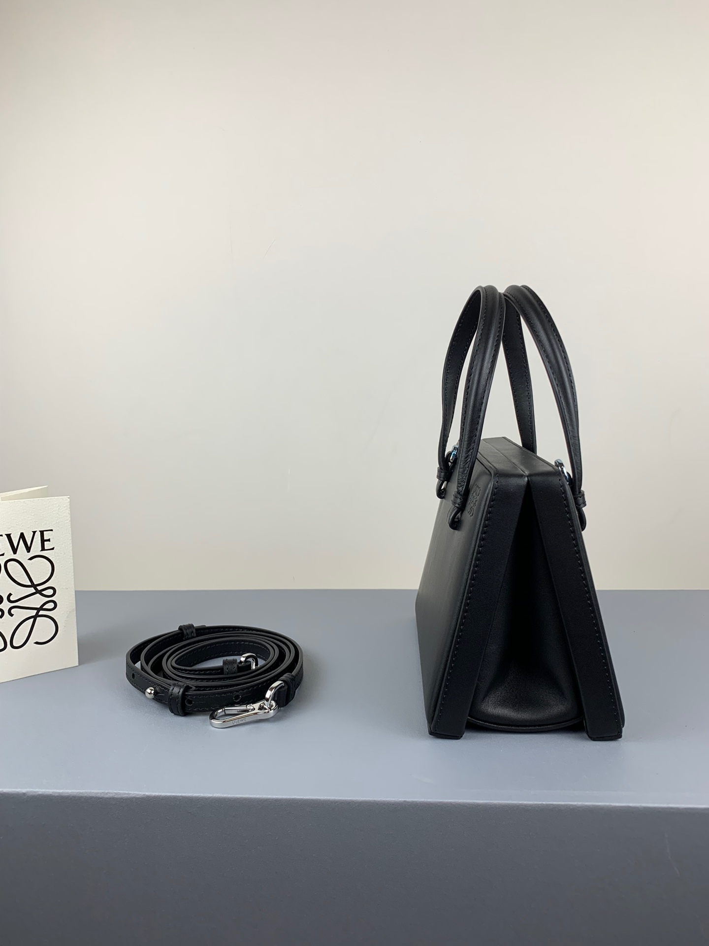 L0ew* postal small bag black 309.56.w85 17 x 13.5 x 8.5 cm