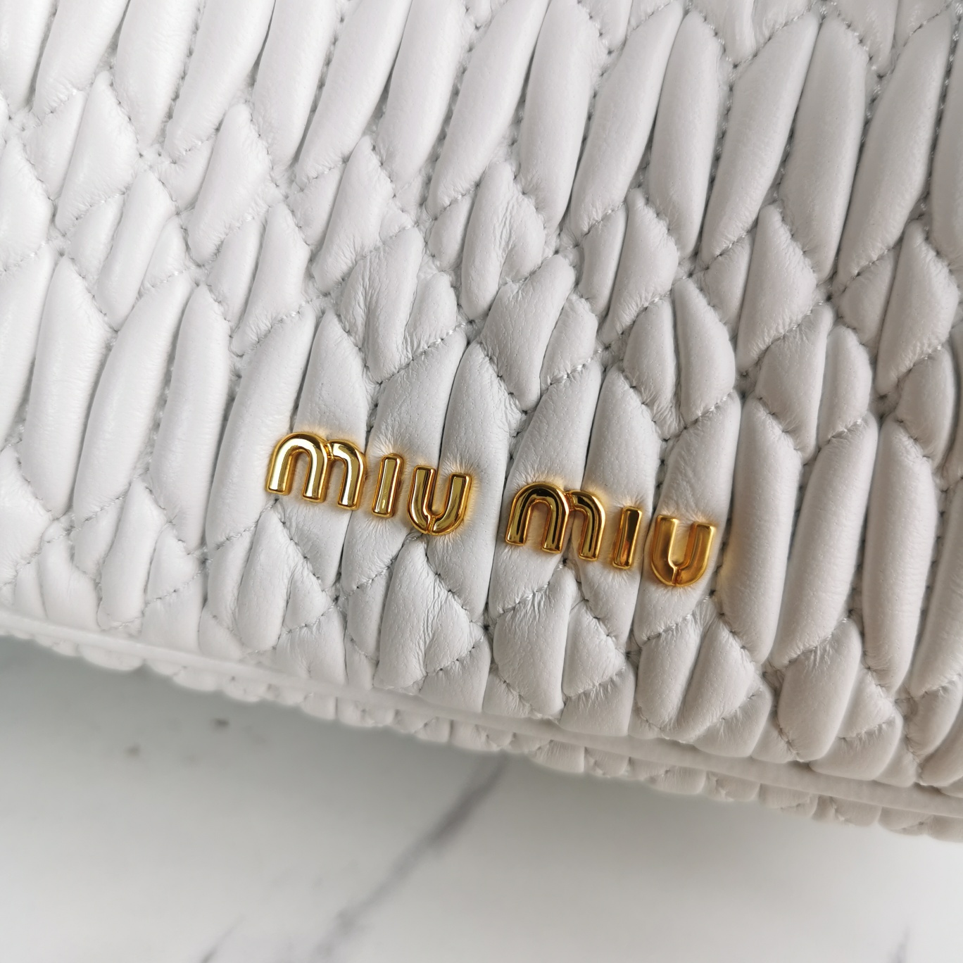 M1um1u crystal cloquÉ nappa leather bucket bag white 5be050 20 x 12 x 21 cm