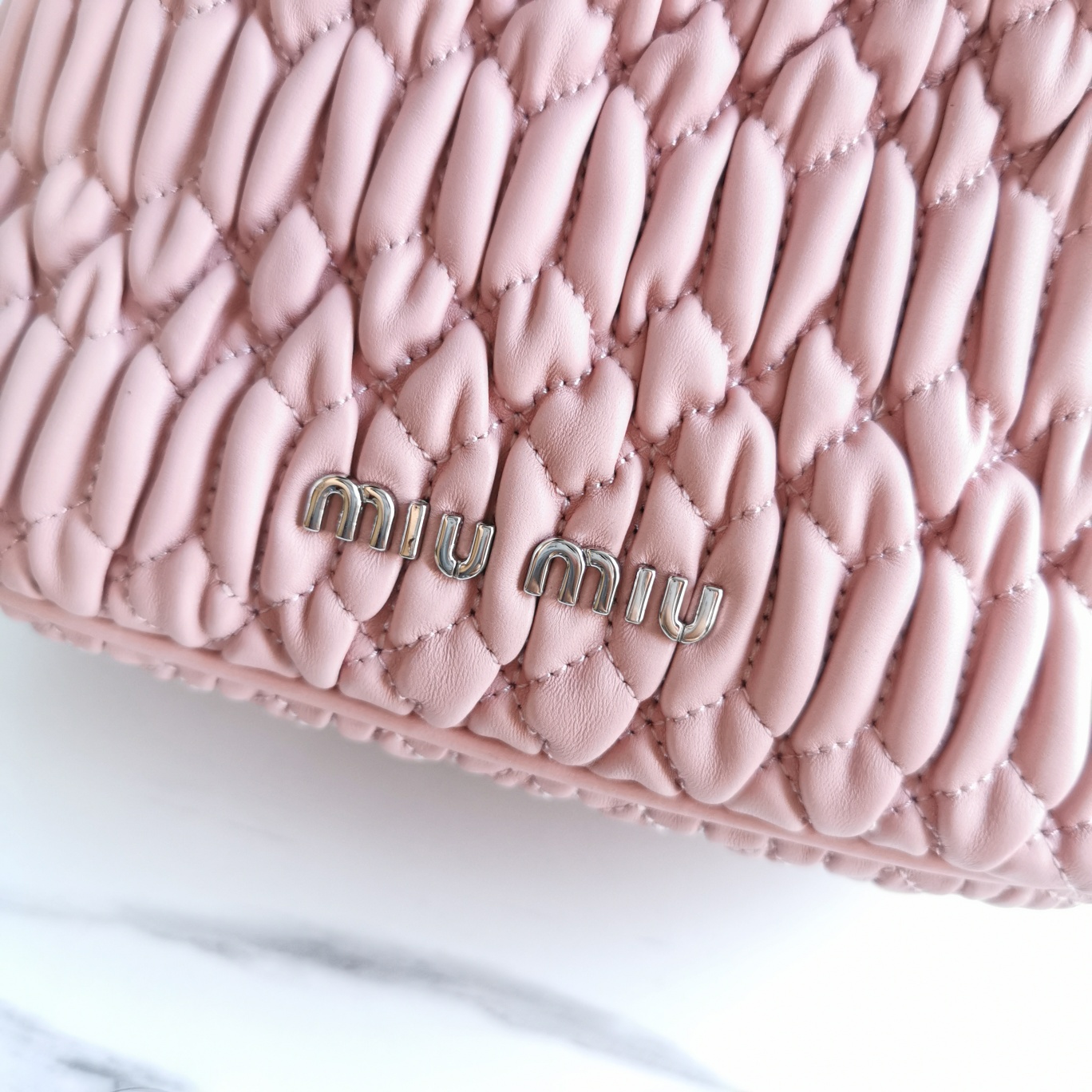 M1um1u crystal cloquÉ nappa leather bucket bag pink 5be050 20 x 12 x 21 cm