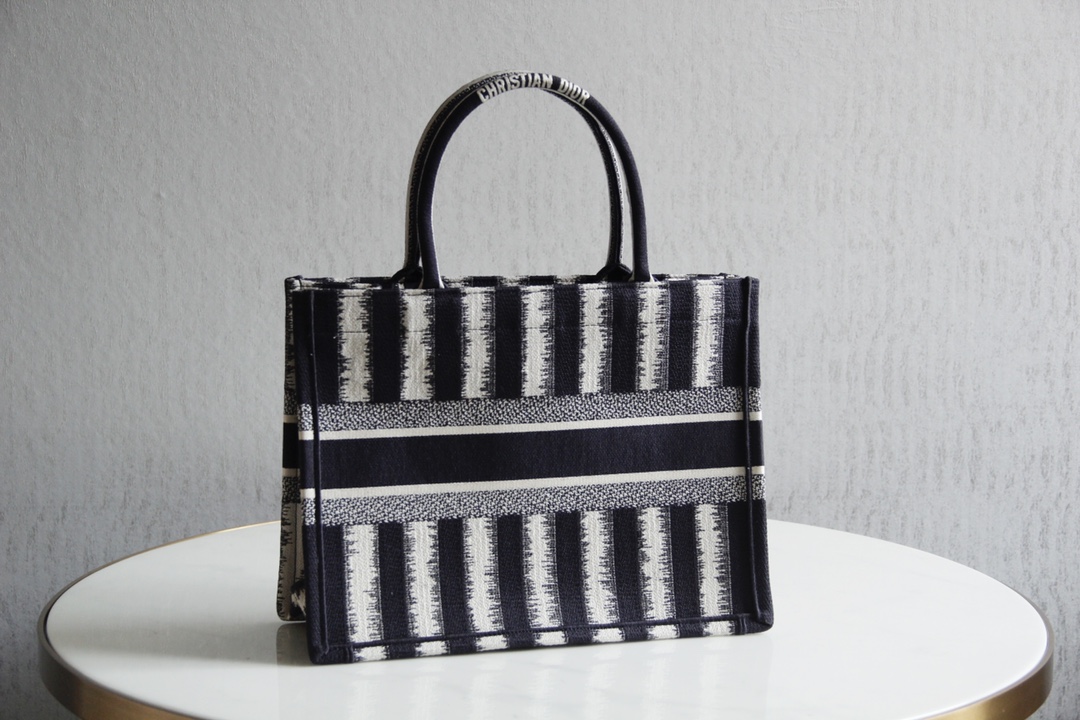 D10r book tote blue d-stripes embroidery m1286 41.5 x 34.5 x 16 cm