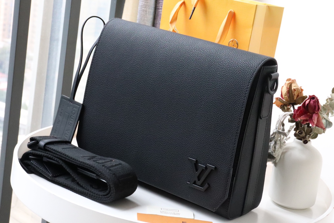 l0vis Vvtt0n messenger aerogram m57080 30.5 x 24 x 10 cm