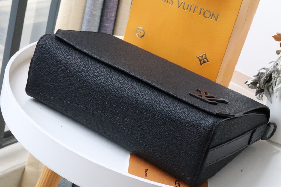 l0vis Vvtt0n messenger aerogram m57080 30.5 x 24 x 10 cm