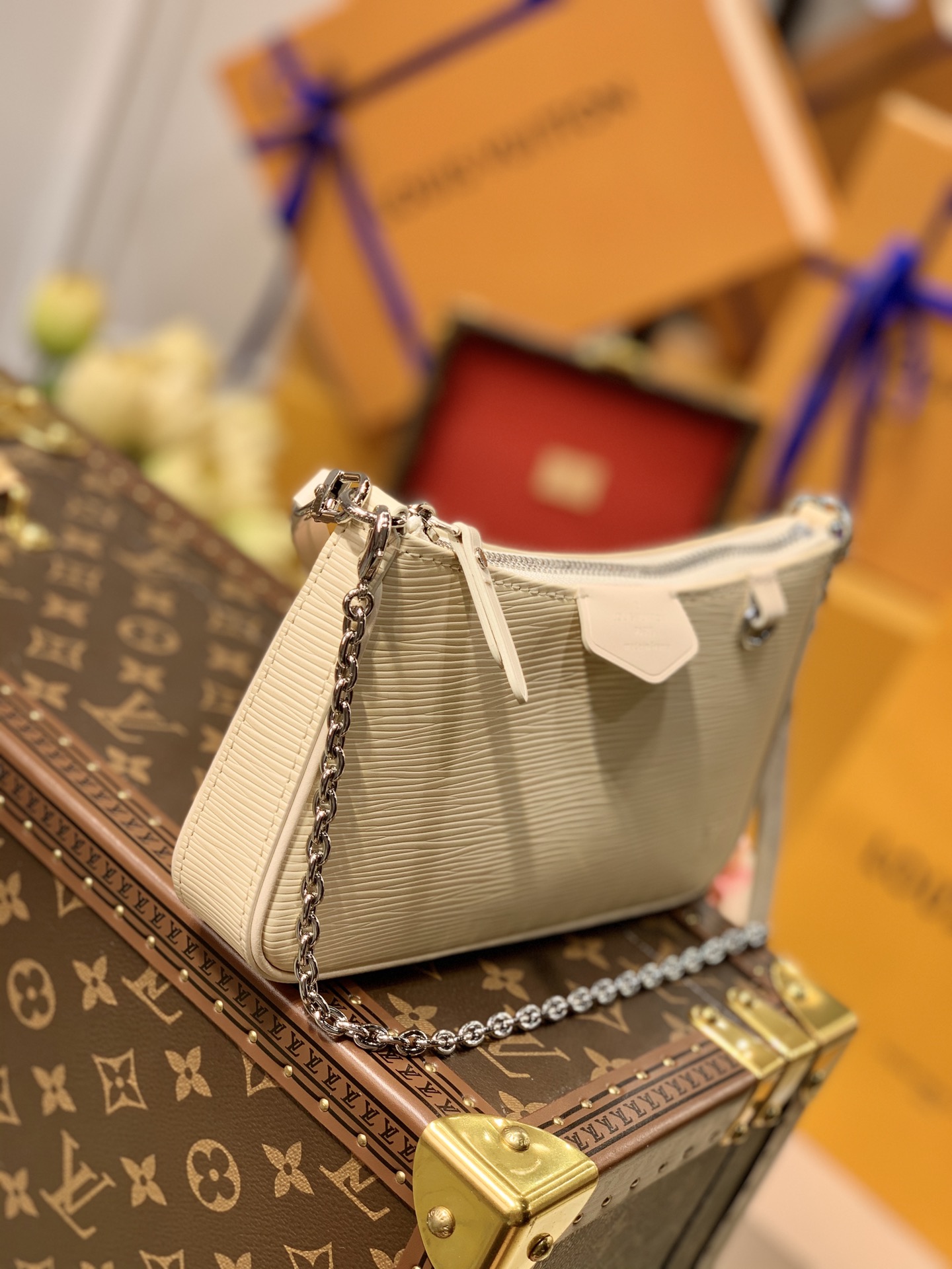 l0vis Vvtt0n easy pouch on strap quartz m80479 19 x 11.5 x 3 cm
