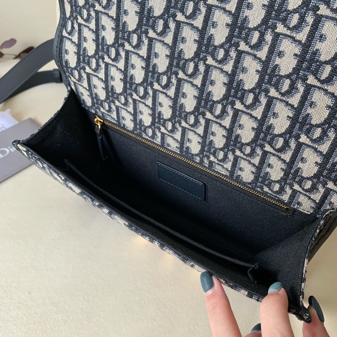 D10r 30 montaigne bag blue D10r oblique jacquard m9203utzq 24 x 17 x 8 cm