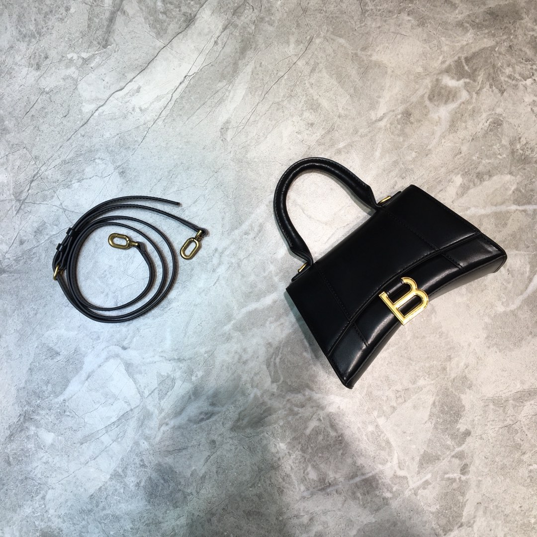 Ba1en*iaga women's hourglass wallet on chain in black 6560501qj4m1000 19 x 8 x 21 cm