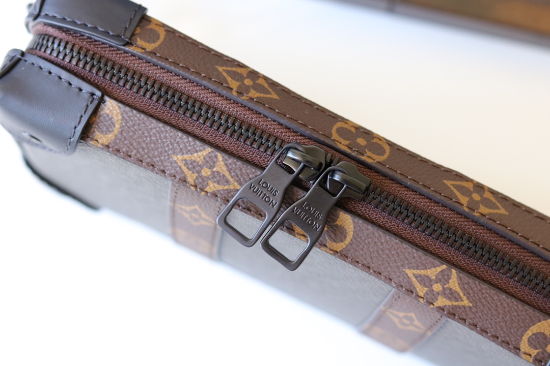 l0vis Vvtt0n soft trunk wallet taiga leather m30697 22.5 x 14 x 5 cm