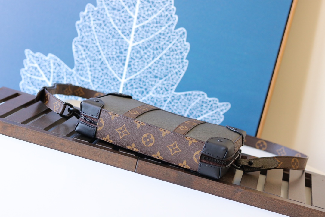 l0vis Vvtt0n soft trunk wallet taiga leather m30697 22.5 x 14 x 5 cm