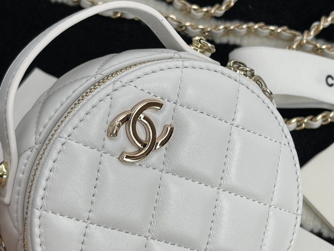 Ch**el biscuit round bag white 12 cm