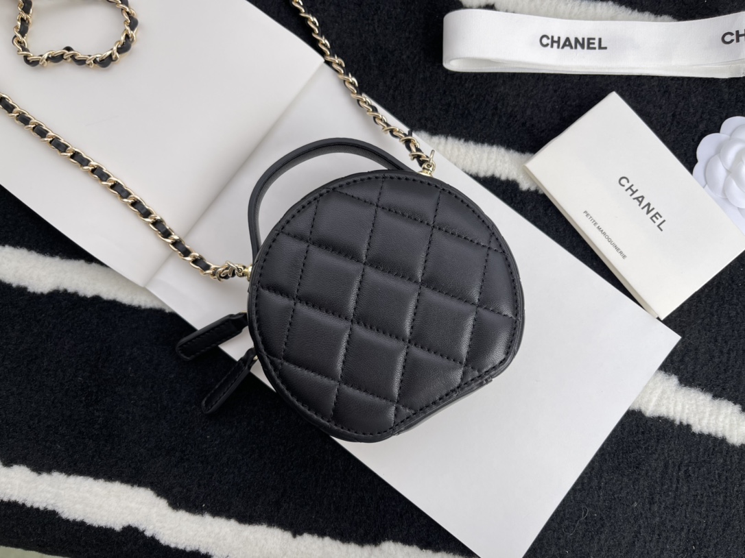 Ch**el biscuit round bag black 12 cm