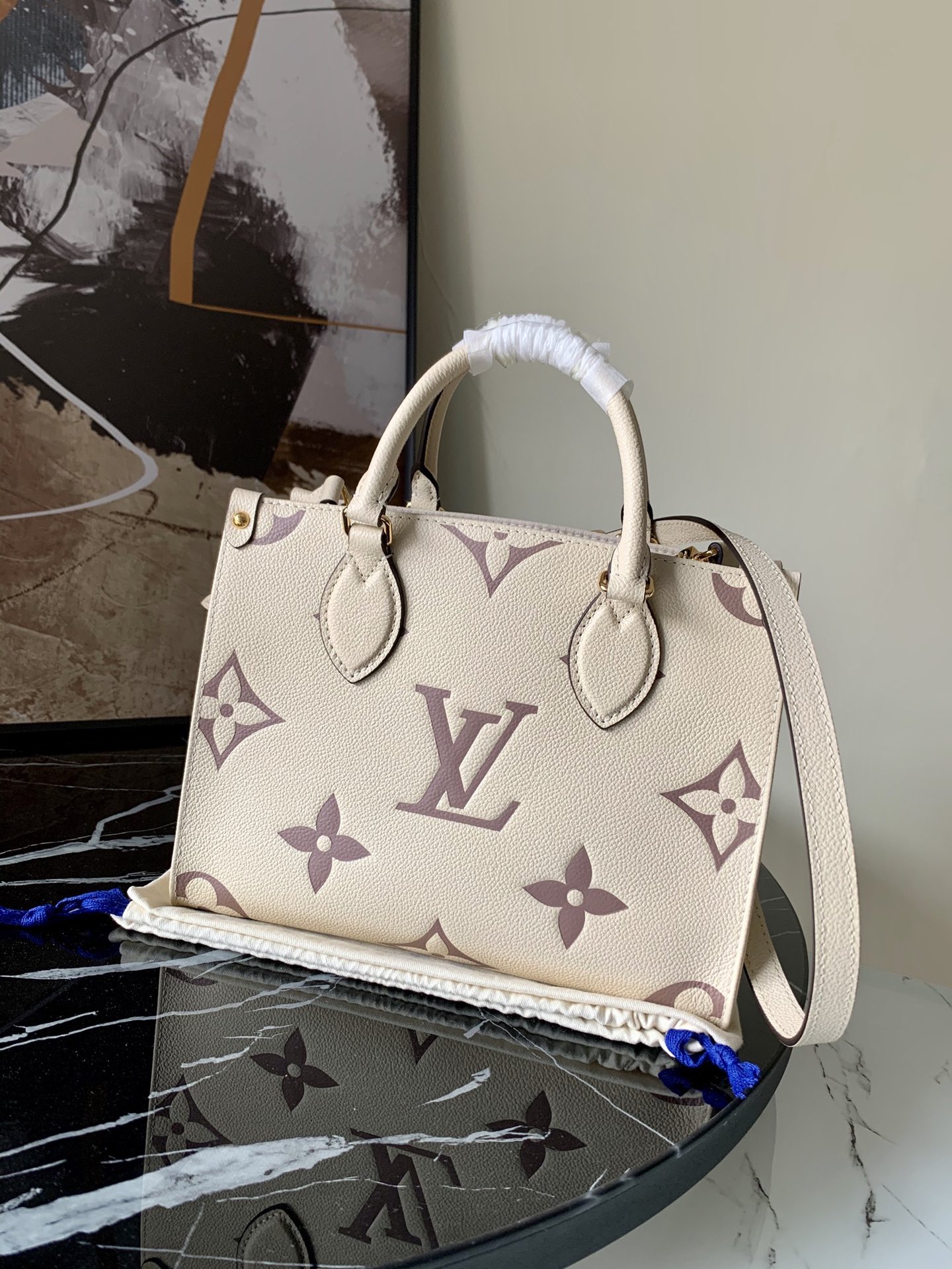 l0vis Vvtt0n onthego pm monogram empreinte leather black crème m456549 25  cm