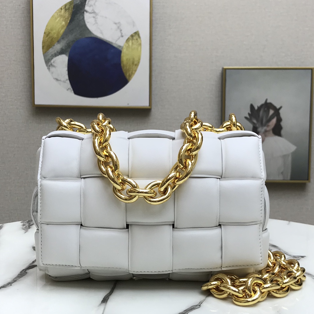 b0tt*ga Ven*ta women's chain cassette chalk 631421 26 x 18 x 8 cm