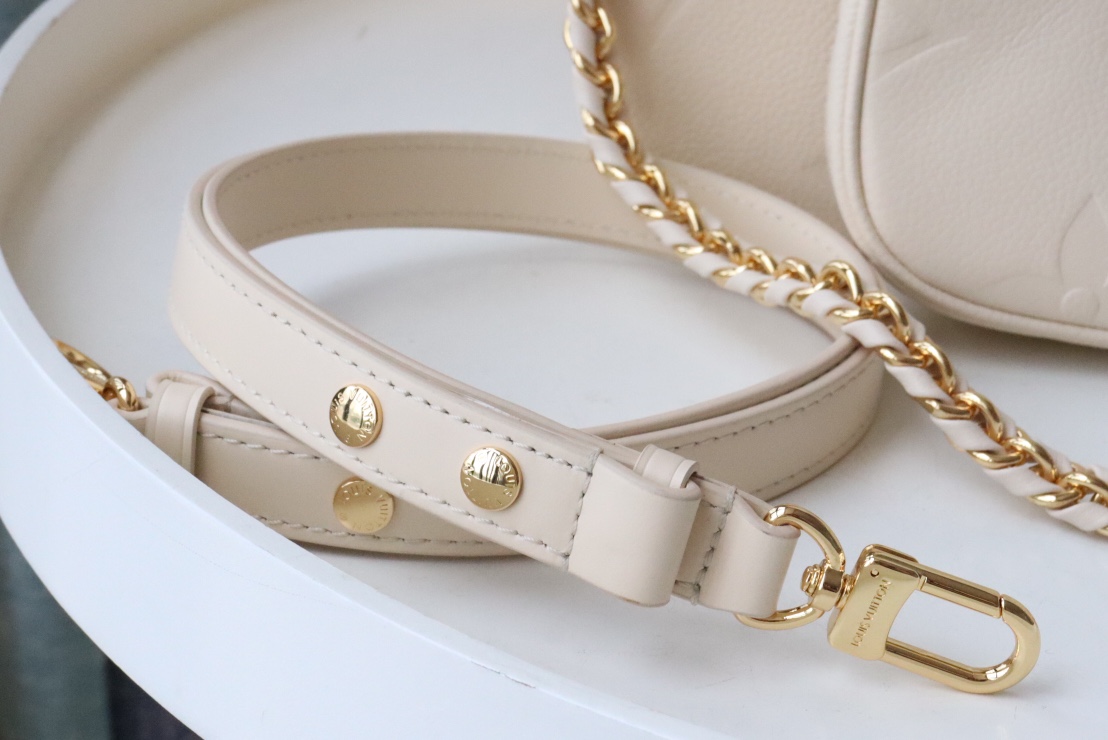 l0vis Vvtt0n multi pochette accessoires monogram empreinte leather cream m80447 24 x 13.5 x 4 cm