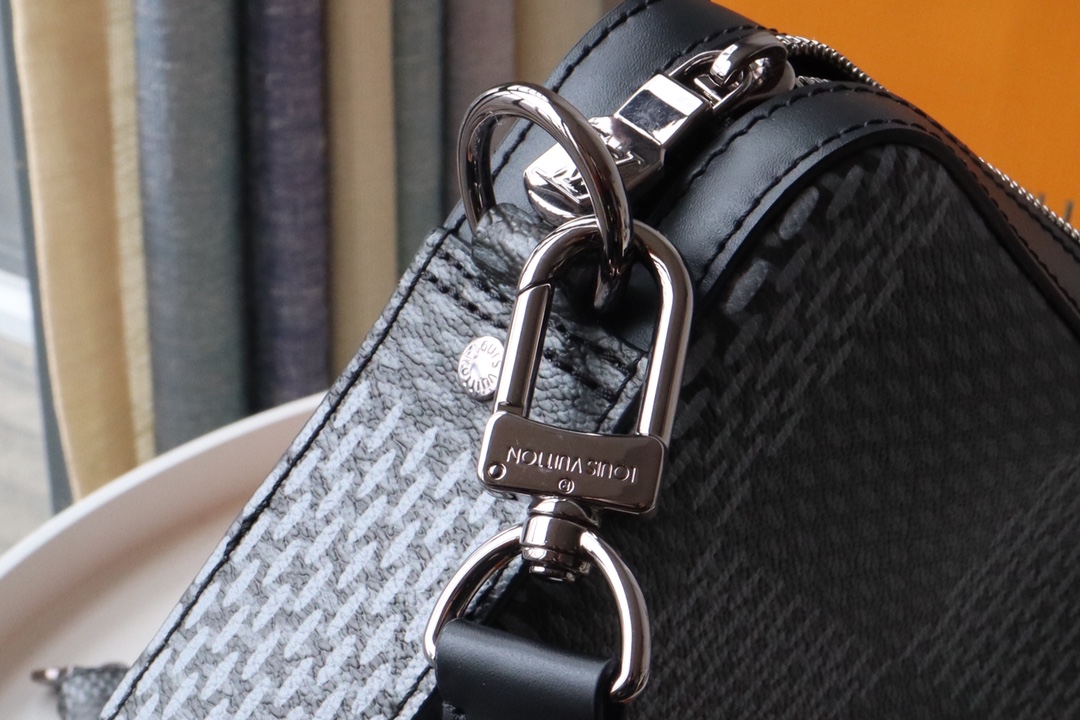 l0vis Vvtt0n trio messenger damier graphite canvas in black n50017 25.0 x 18.5 x 7.0 cm