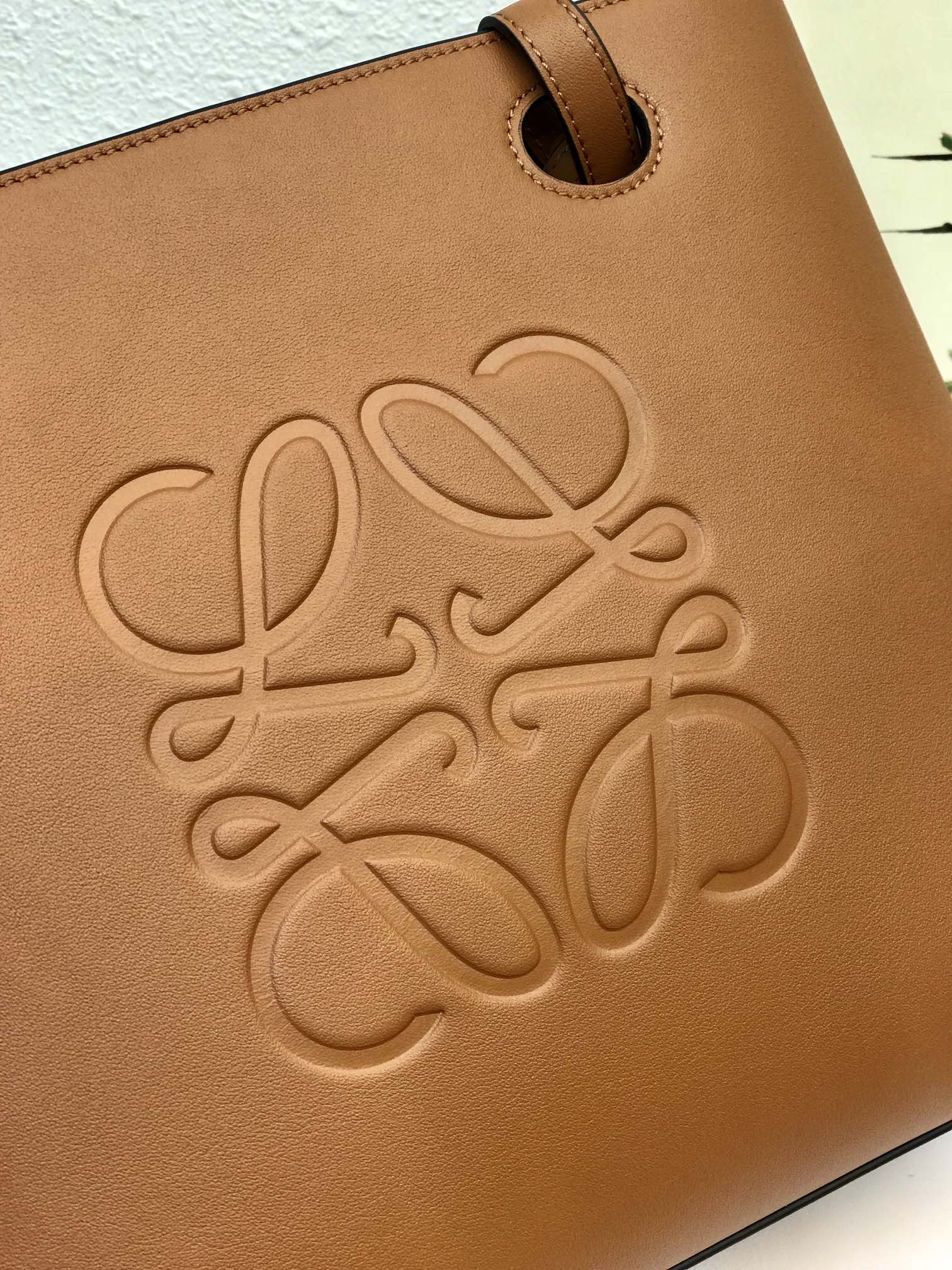 L0ew* anagram tote in classic calfskin tan a657t23x02 30cm