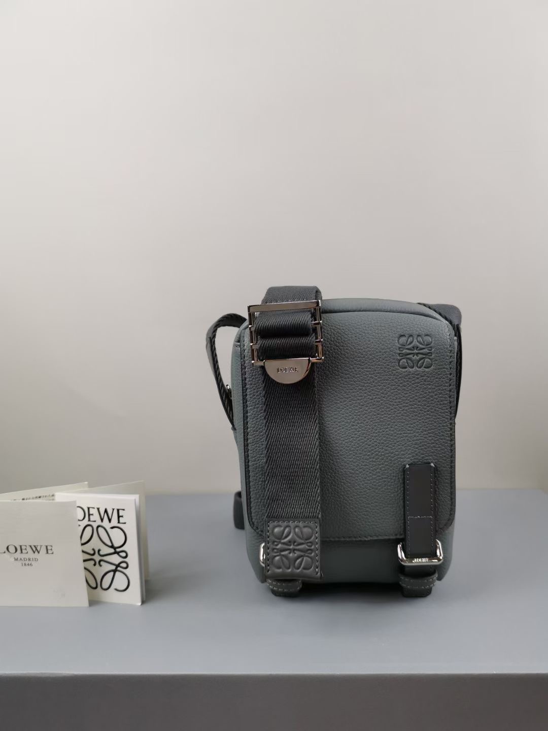 L0ew* xs military crossbody in soft grained calfskin anthracite b553p59x01 22 x 14 x 9 cm